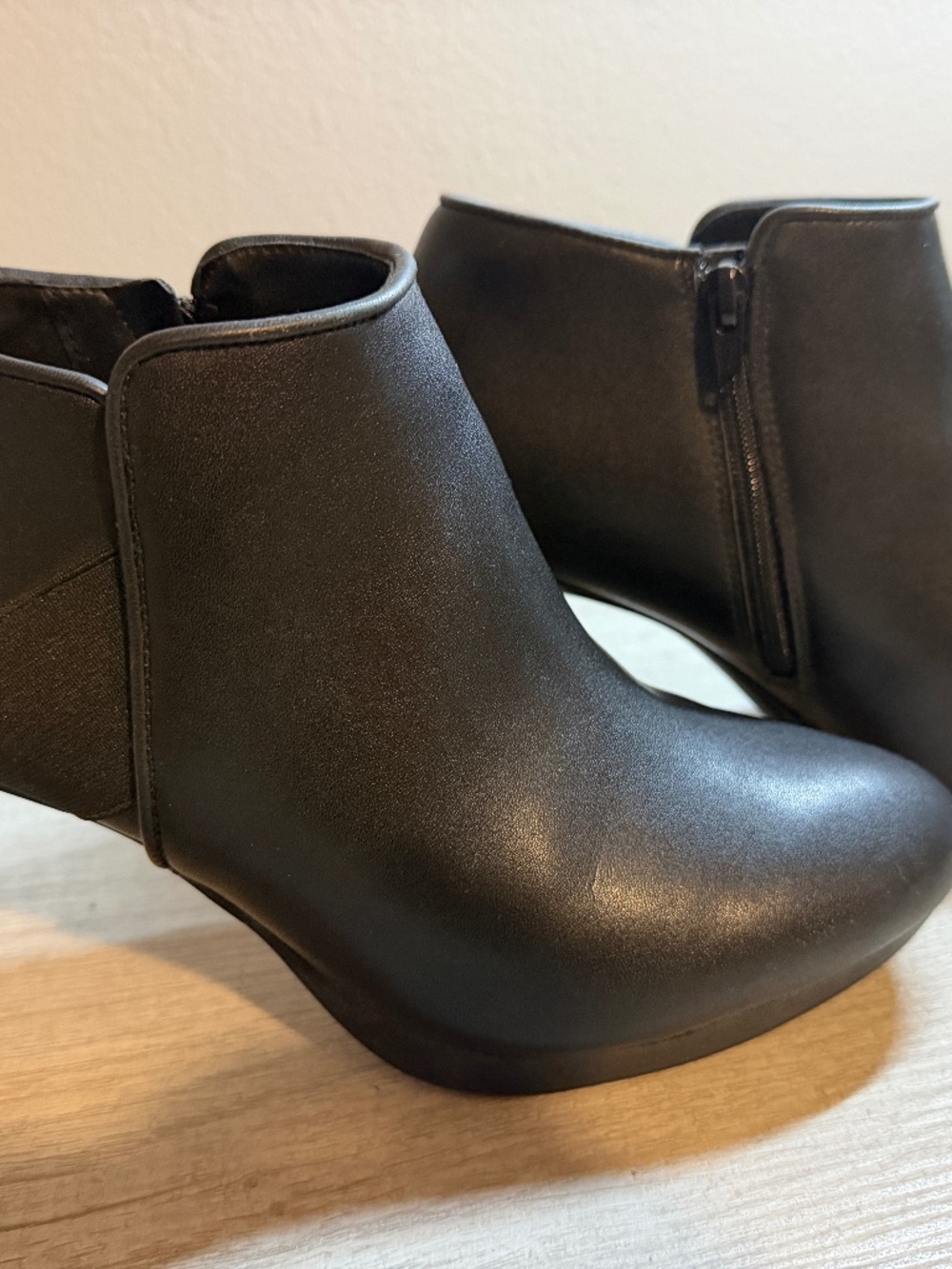 Clarks Collection Ambyr Hope Black Leather Side Zip Heeled Comfort Ankle Bootie